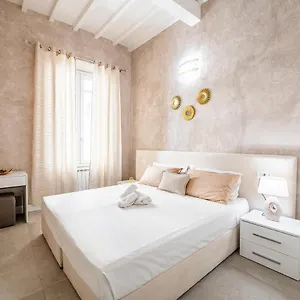 https://5-minuti-duomo-tripla-suite-luxury.it-tuscanyhotel.com